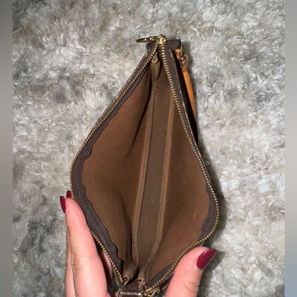 Louis Vuitton pochette bag ✨ - Picture 3 of 11